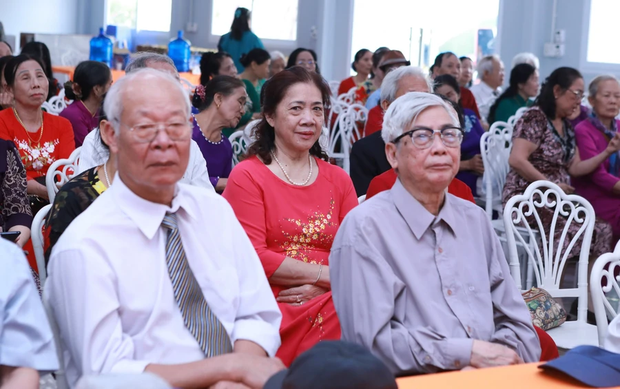 Các thầy cô trong Đoàn Nhà giáo, chiến sĩ đi B Quảng Trị nay đều ngoài 70 tuổi. Ảnh: Đình Tuệ
