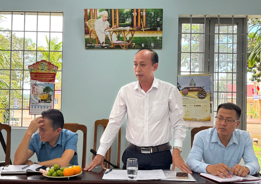 Ông Trần Sĩ Thành - Phó Giám đốc Sở GD&ĐT Lâm Đồng, phát biểu trong chuyến khảo sát của HĐND tỉnh Lâm Đồng. Ảnh: Nguyễn Hiền van-la-bai-toan-kho-1.jpg