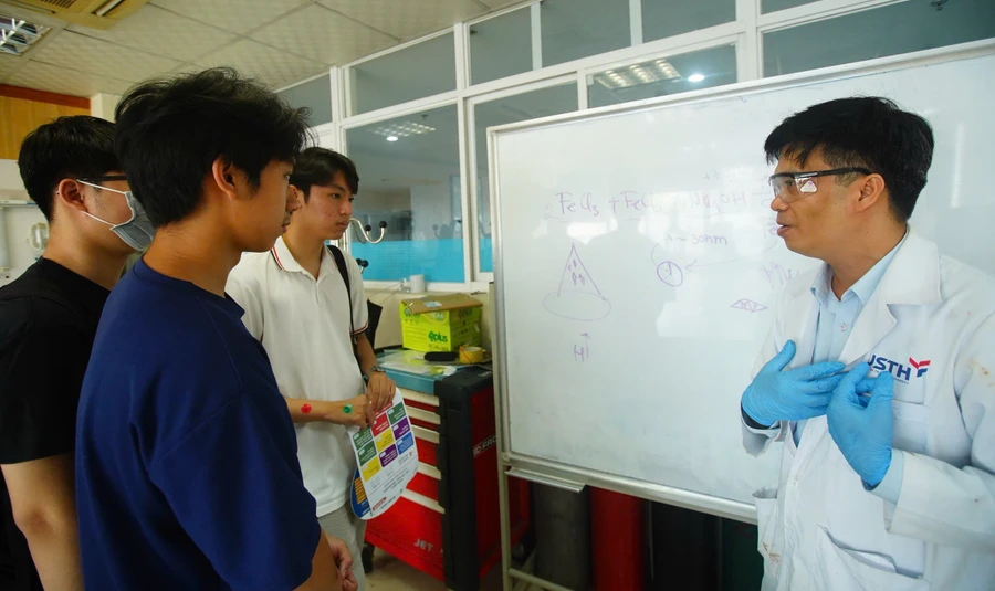 Học sinh tham quan, trải nghiệm các phòng thực hành của Trường Đại học Khoa học và Công nghệ Hà Nội. Ảnh: Dương Triều