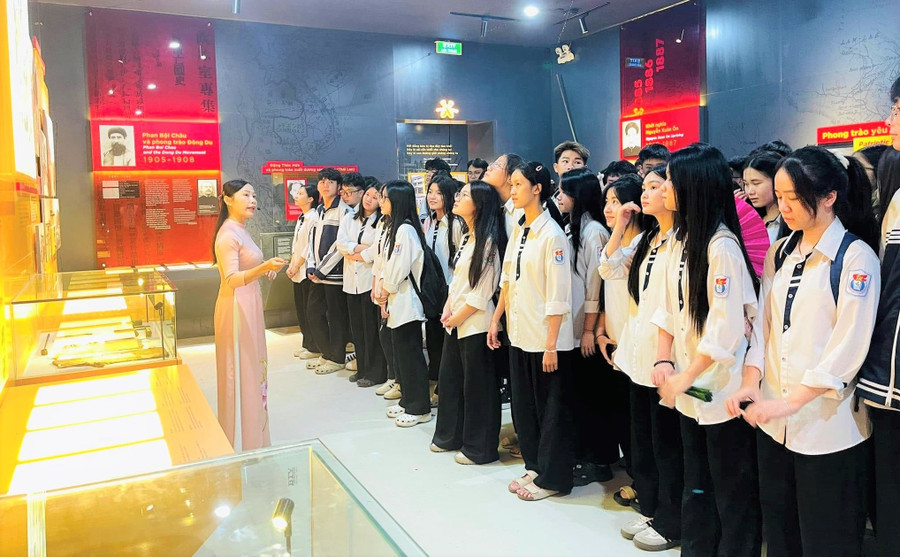 Học sinh Trường THPT Huỳnh Thúc Kháng (Trường Vinh, Nghệ An) tham quan Bảo tàng Nghệ An - Xô viết Nghệ Tĩnh. Ảnh: NTCC