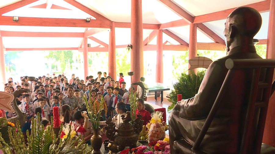 Học sinh Trường Tiểu học Nguyễn Đình Chiểu về nguồn tại Khu tưởng niệm Chủ tịch Hồ Chí Minh (TP Cà Mau). 