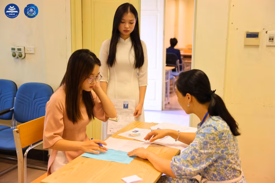 Thí sinh tham dự kỳ thi năng khiếu tại Trường Đại học Sư phạm Hà Nội, năm 2024. Ảnh: HNUE