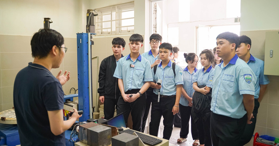 Học sinh Trường THPT Chi Lăng (Gia Lai) tham quan tại Trường Đại học Khoa học Tự nhiên (ĐHQG TPHCM). Ảnh: NTCC