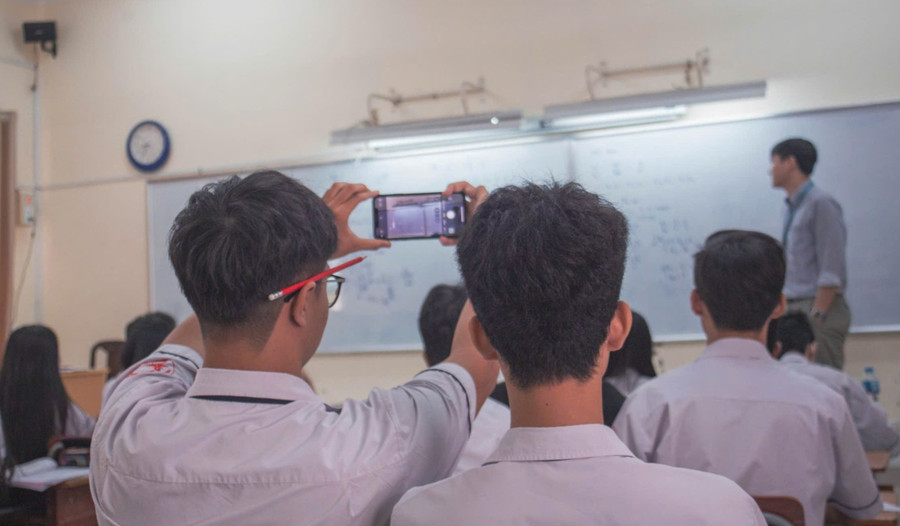 Khó kiểm soát việc sử dụng các thiết bị điện tử của học sinh trong tiết học. Ảnh: Lâm Ngọc bao-ve-nha-giao-truoc-mang-xa-hoi-2.jpg
