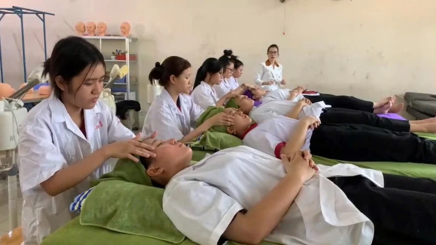 Học sinh thực hành ngành Tạo mẫu và Chăm sóc sắc đẹp, Trường Trung cấp Bách Nghệ TPHCM. Ảnh: Đ.N