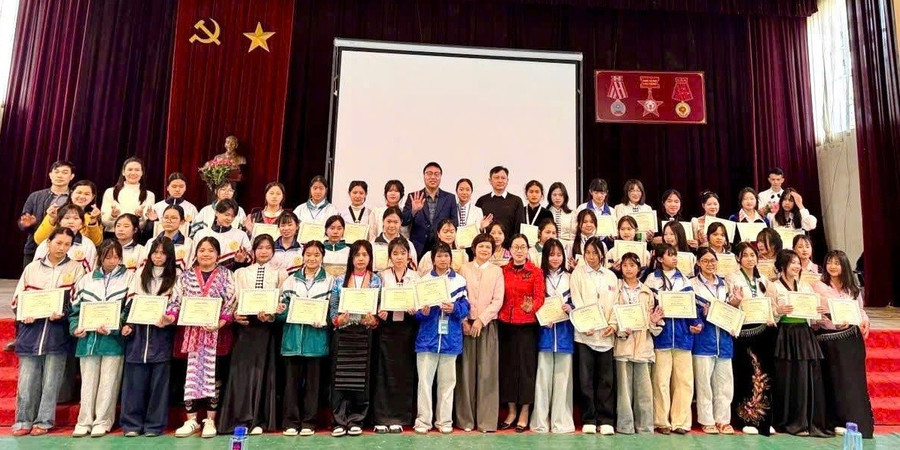 Học sinh Điện Biên nhận học bổng từ Quỹ Châu Á, ngày 14/3.