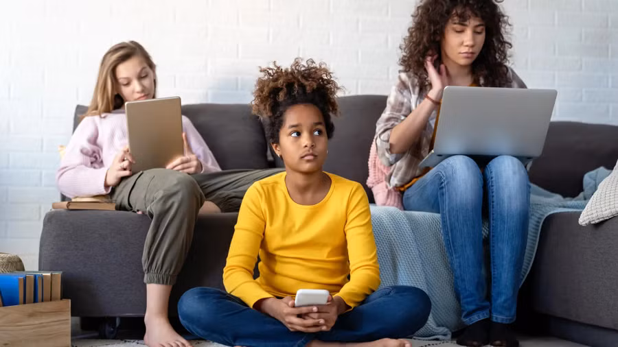 Việc đặt ra những kỳ vọng không công bằng dựa trên sự phát triển của những đứa trẻ khác là điều không thực tế. Ảnh: Raising digital citizens