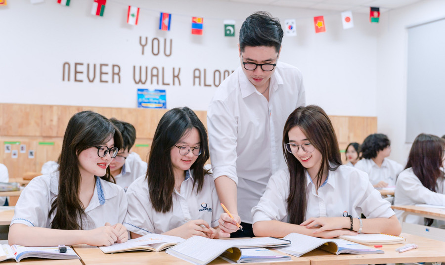 Thầy Nguyễn Trọng Trường và học sinh Trường THCS-THPT Phenikaa trong giờ Ngữ văn. Ảnh: NTCC