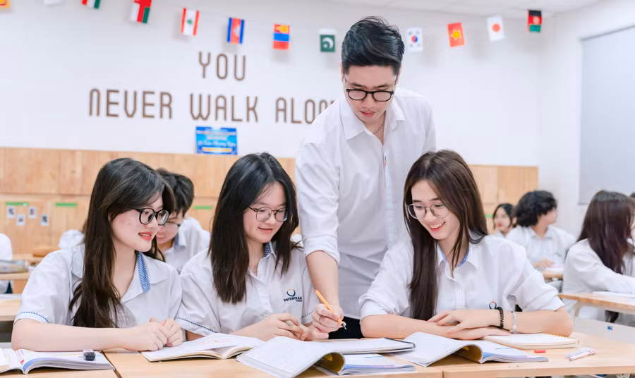 Thầy Nguyễn Trọng Trường và học sinh Trường THCS-THPT Phenikaa trong giờ Ngữ văn. Ảnh: NTCC