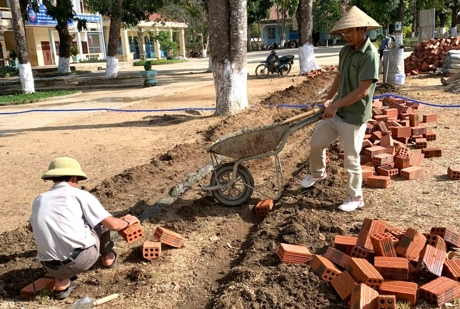 Ban giám hiệu, giáo viên Trường Tiểu học - THCS xã Ya Xiêr góp tiền chỉnh trang lại một số công trình nhỏ trong khuôn viên trường.