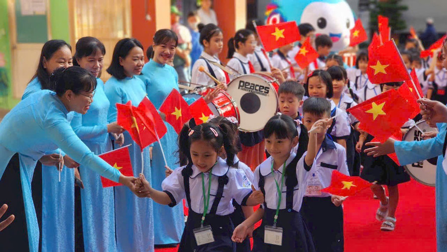 Học sinh Trường Tiểu học Đặng Trần Côn (phường Vĩnh Hội, TPHCM) tựu trường năm học 2025 - 2026. Ảnh: TH tuyen-dung-gv-sau-sap-nhap-2.jpg