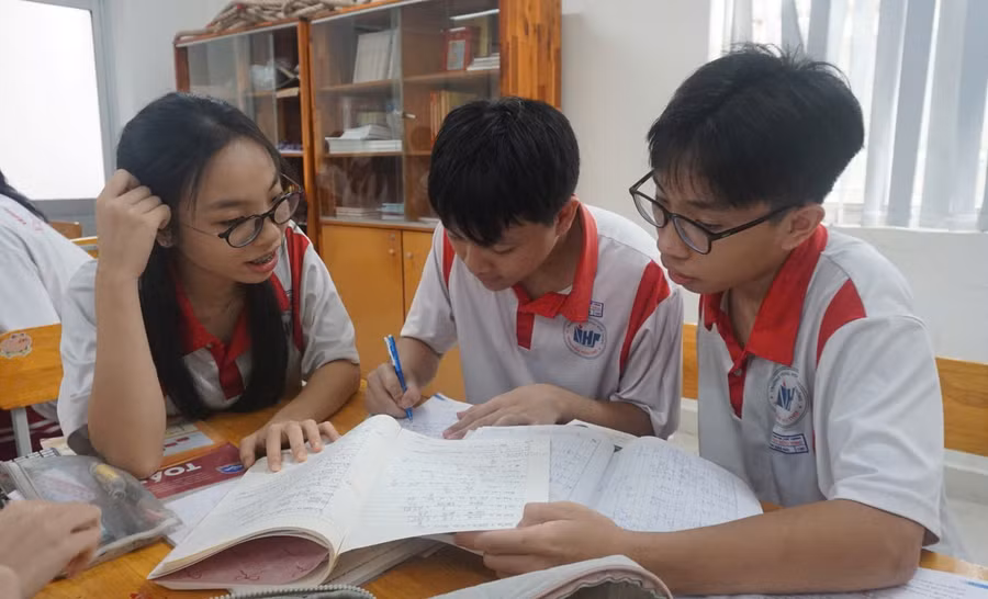 Tiết học của học sinh Trường THPT Nguyễn Hữu Thọ (Xóm Chiếu, TPHCM). Ảnh: Hồ Phúc