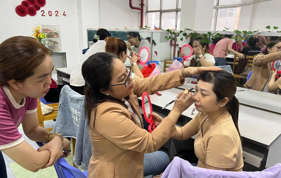 Giáo viên dạy trang điểm thuộc Trung tâm Dạy nghề quận Bình Tân (TPHCM) hướng dẫn học viên trong một tiết học. Ảnh: NVCC