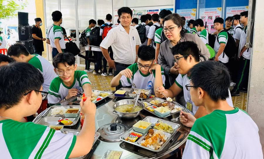 Trường THPT Nguyễn Thị Diệu (Quận 3) đảm bảo bữa ăn đủ dinh dưỡng cho học sinh. Ảnh: MA