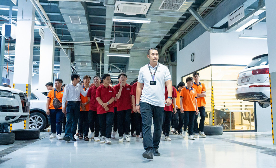 Sinh viên ngành Công nghệ kỹ thuật ô tô của HUTECH tham quan showroom Audi Tân Bình. Sinh vien thuc chien tren giang duong (2).JPG