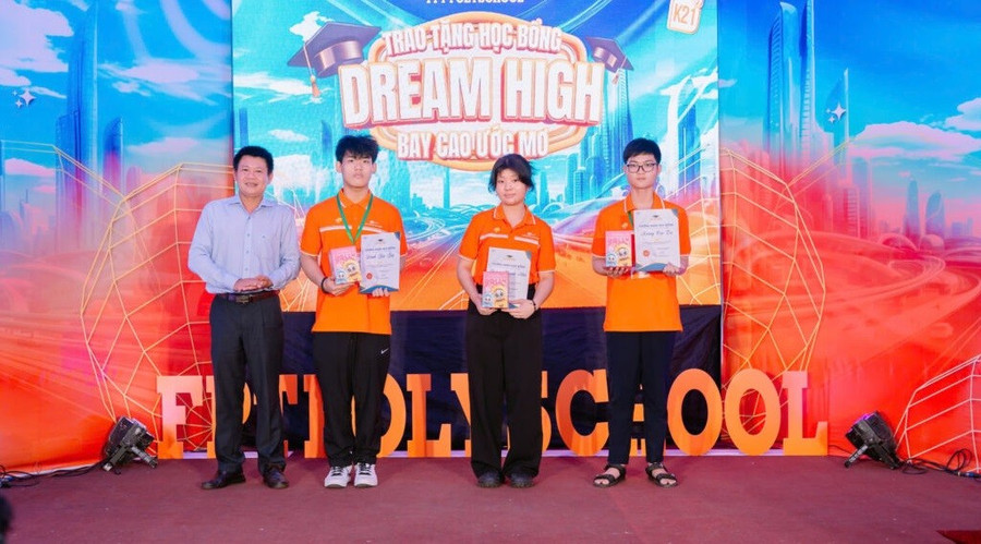 Sinh viên Trường Cao đẳng FPT Polyschool được trao học bổng. Ảnh: NTCC tuyen-sinh-truong-nghe-2.jpg