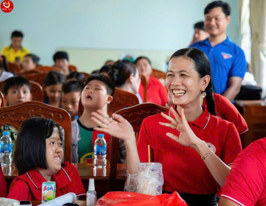 Cô Nguyễn Thị Minh Tâm luôn yêu đời, yêu người và là điểm tựa vững chắc cho học sinh có hoàn cảnh khó khăn. Ảnh: M.H co-giao-khuyet-tat-va-hanh-trinh-lan-toa-yeu-thuong-1.jpg