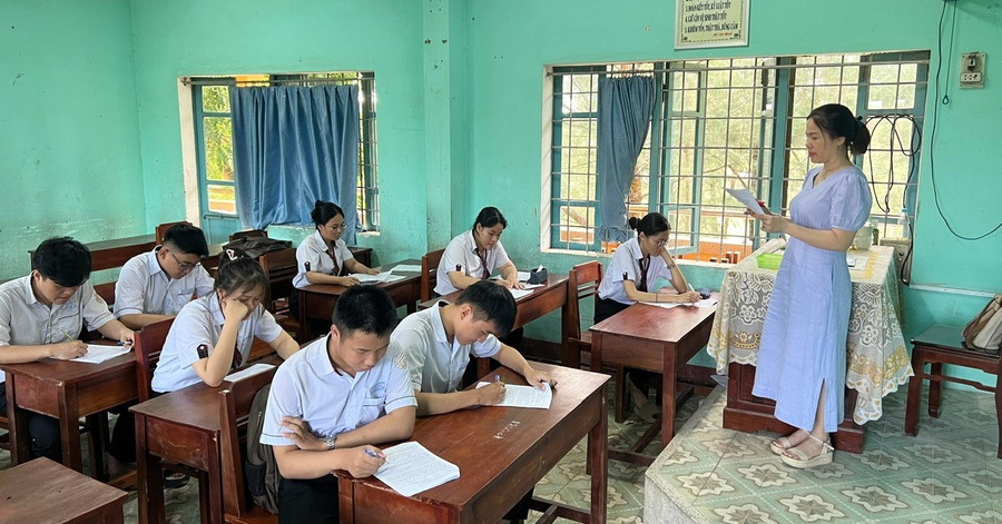 Cô Nguyễn Thị Thảo Trang - giáo viên Tiếng Anh Trường THPT Phú Bài (TP Huế) hướng dẫn học sinh kỹ năng làm bài thi trắc nghiệm. Ảnh: NTCC