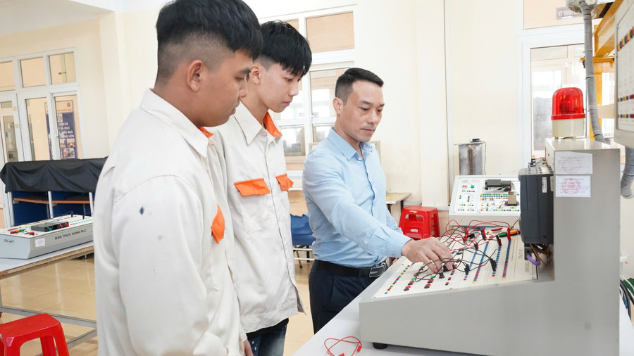 Giảng viên Trường Cao đẳng nghề Hà Nam, tỉnh Ninh Bình hướng dẫn sinh viên thực hành. Ảnh: Đình Tuệ