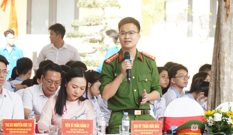 Đại úy Trần Hữu Đắc - Phòng Cảnh sát điều tra tội phạm về ma túy, Công an tỉnh Nghệ An thông tin về mua bán thuốc lá điện tử trên địa bàn. Ảnh: Hồ Lài xay-dung-truong-hoc-khong-khoi-thuoc-1.jpg