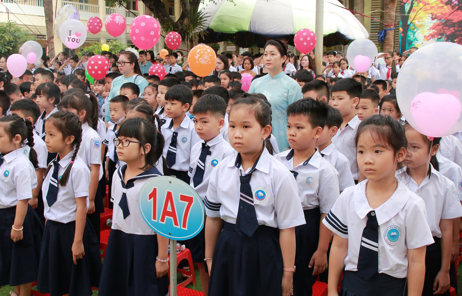 Học sinh tiểu học Đắk Lắk dự tổng kết năm học trước khi về sinh hoạt hè 2025. Ảnh: TT ban-giao-hoc-sinh-ve-sinh-hoat-he-2.jpg