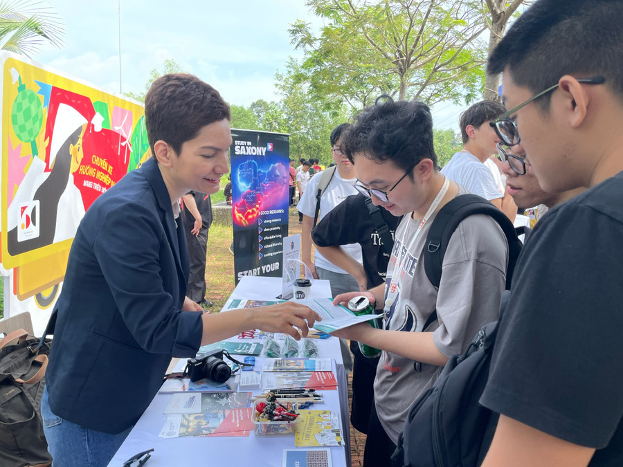 Học sinh, sinh viên tìm hiểu cơ hội du học Đức tại một sự kiện do Trường Đại học Việt Đức tổ chức. Ảnh: Hà An
