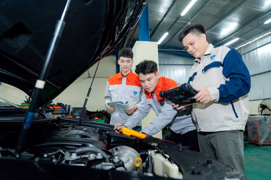 Sinh viên khối ngành Công nghệ kỹ thuật, Trường Đại học Nguyễn Tất Thành trong giờ học. Ảnh: NTTU