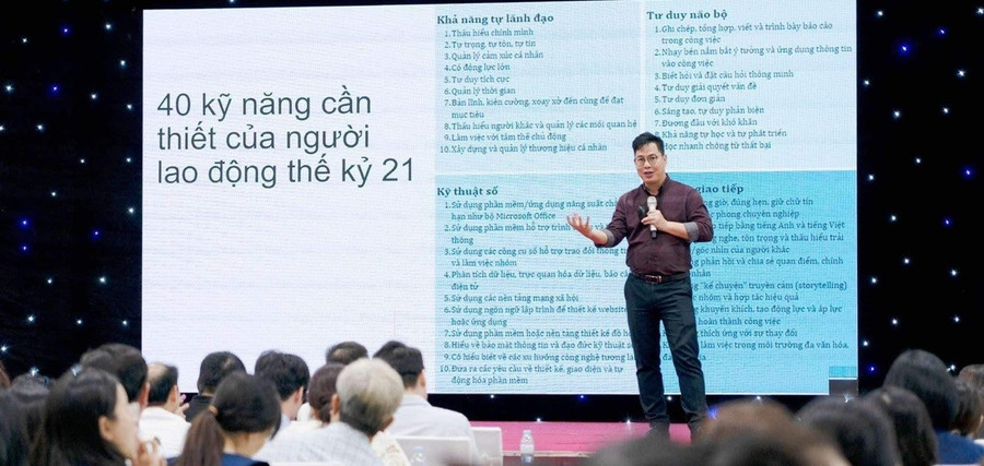 Associate Professor Tran Thanh Nam shared with students about the essential skills needed by 21st-century workers. Photo: Provided by the interviewee. chuan-nghe-nghiep-giang-vien-3.jpg