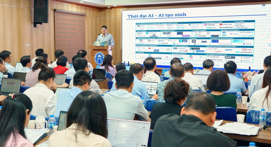 Faculty and staff share information about international publications and academic integrity issues at a workshop organized by Hanoi Open University. Photo: Minh Phong chuan-nghe-nghiep-giang-vien-1.jpg