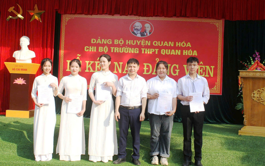 Ông Lê Văn Thanh (giữa) – Bí thư Chi bộ Trường THPT Quan Hóa trao Quyết định kết nạp đảng viên cho học sinh. Ảnh: NTCC