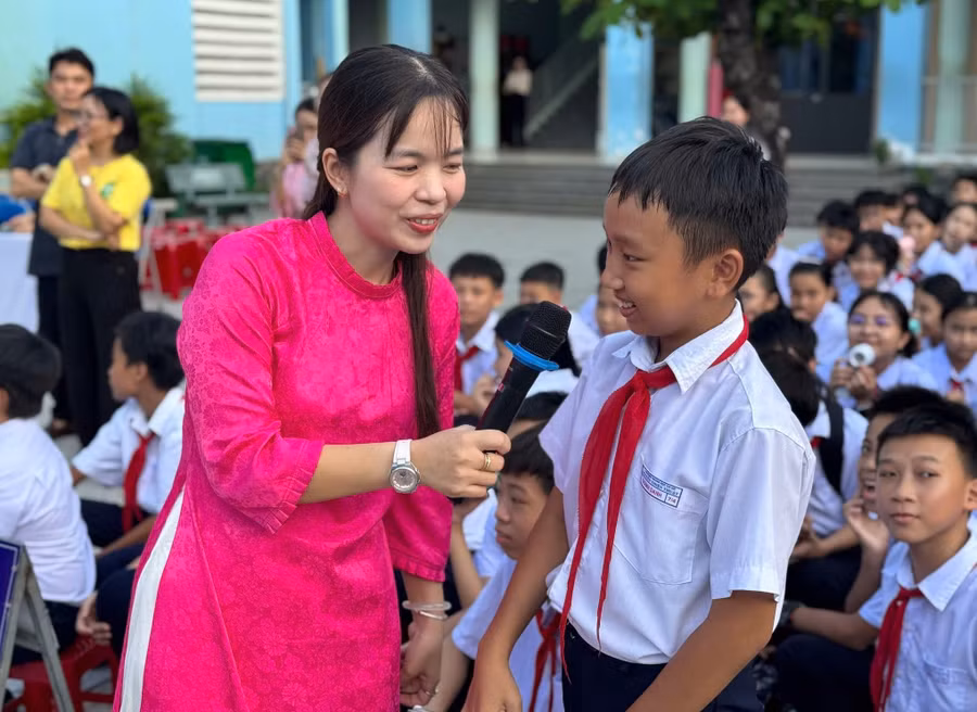 Học sinh Trường THCS Nguyễn Thiện Thuật tham gia chuyên đề Nói không với thuốc lá, bảo vệ sức khỏe học đường. Ảnh: NTCC