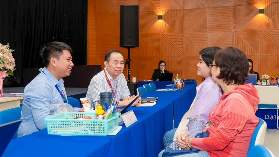 TS Trần Bá Dung (thứ hai từ trái sang) - nguyên Trưởng ban Nghiệp vụ, Hội Nhà báo Việt Nam, Trưởng khoa Quan hệ Công chúng và Thiết kế, Trường ĐH Hòa Bình trao đổi với phụ huynh và sinh viên. Ảnh: NVCC thu-thach-dau-doi-voi-sinh-vien-bao-chi-2115.jpg