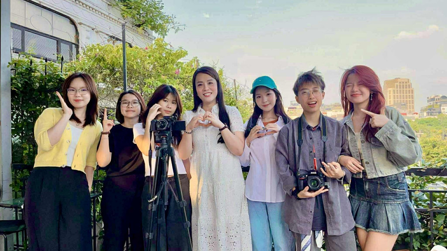 Nhà báo Ngọc Đinh (Đinh Bích Ngọc) chia sẻ với sinh viên Khoa Truyền thông Quốc tế, Học viện Ngoại giao về nghề báo. Ảnh: NVCC