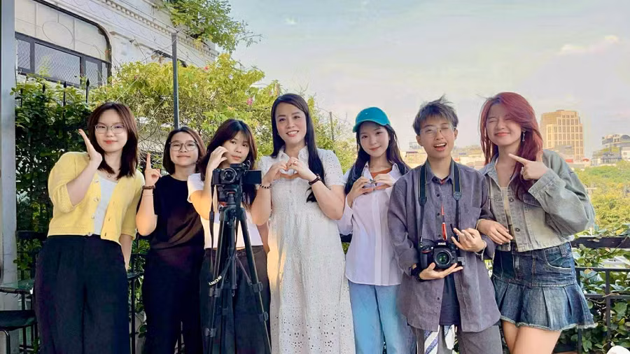 Nhà báo Ngọc Đinh (Đinh Bích Ngọc) chia sẻ với sinh viên Khoa Truyền thông Quốc tế, Học viện Ngoại giao về nghề báo. Ảnh: NVCC