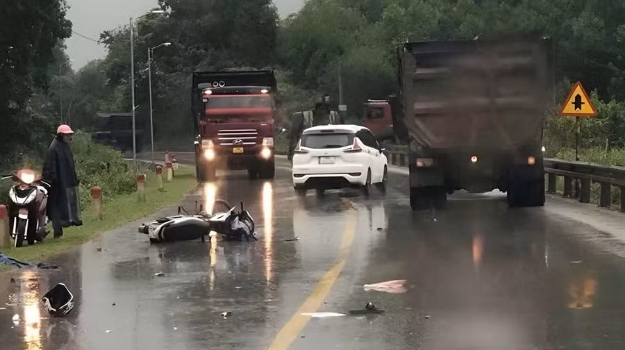 Vụ tai nạn giao thông trên Quốc lộ 15, đoạn qua xã Hà Linh (huyện Hương Khê) khiến 2 anh em ruột đi xe máy tử vong. Ảnh: Q.T