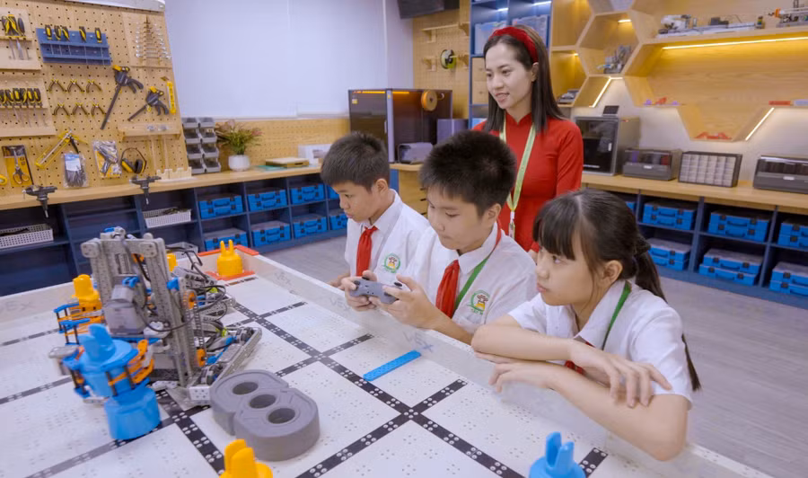 Giáo viên Trường THCS Tây Mỗ (Hà Nội) hướng dẫn học sinh thực hành tại phòng STEM. Ảnh: NTCC