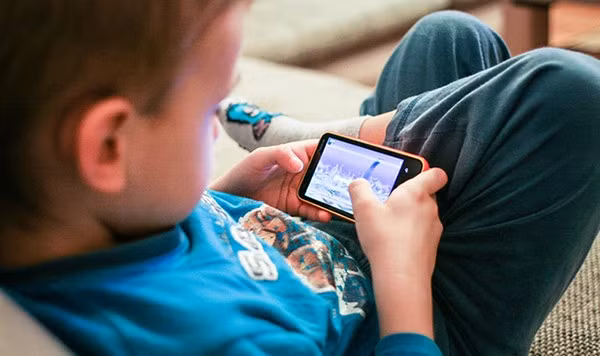 Ngày nay, trẻ được tiếp xúc với thiết bị công nghệ từ rất sớm. (Nguồn: Internet)