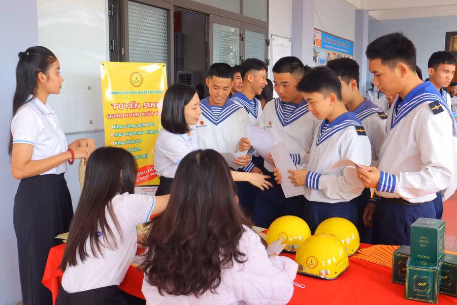 Trường Cao đẳng Đại Việt tư vấn hướng nghiệp cho bộ đội xuất ngũ.