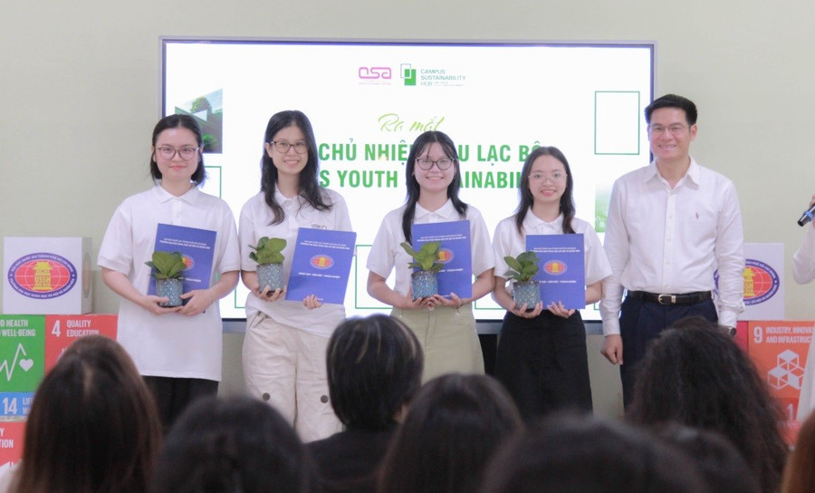 Ban Chủ nhiệm Câu lạc bộ Sinh viên Phát triển Bền vững tại Trường Đại học Khoa học Xã hội và Nhân văn. Ảnh: Tuấn Vũ doi-moi-chuong-trinh-bat-kip-xu-the-1.jpg