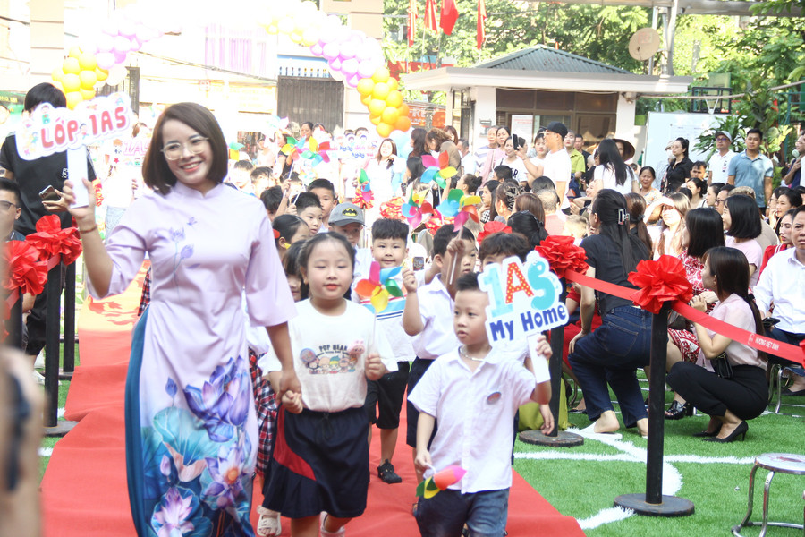 Cô trò Trường Tiểu học Vĩnh Tuy (Vĩnh Hưng, Hà Nội). Ảnh: TG