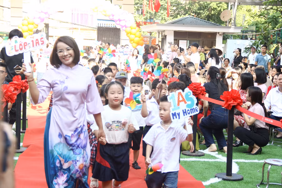 Cô trò Trường Tiểu học Vĩnh Tuy (Vĩnh Hưng, Hà Nội). Ảnh: TG