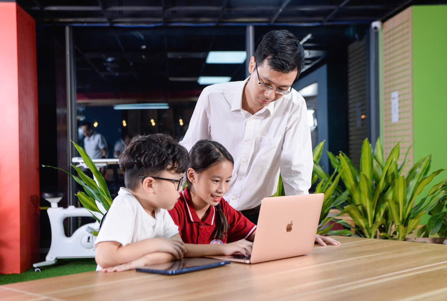 Đồng hành cùng con trong sử dụng Internet cũng là cách dạy trẻ tránh xa các mối nguy hiểm trên không gian ảo. Ảnh: VNPT.