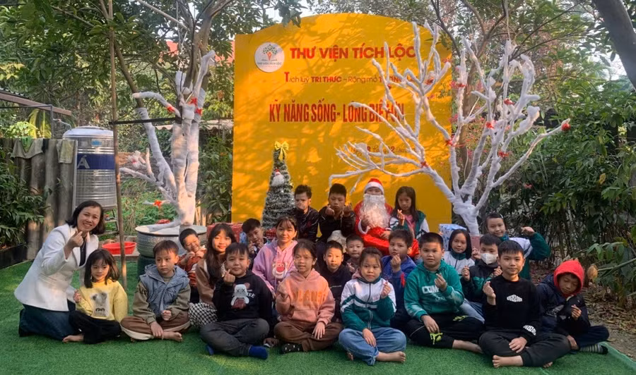 Chị Khuất Thị Mai Hương (ngoài cùng bên trái) chụp hình kỷ niệm cùng độc giả nhí tại buổi giáo dục kỹ năng sống ở Thư viện Tích Lộc. Ảnh: NVCC