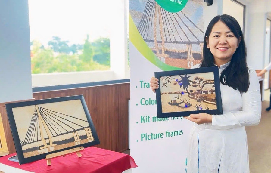 Cô Hiền Triết bên những tác phẩm tranh gạo đầy tâm huyết. Ảnh: NVCC