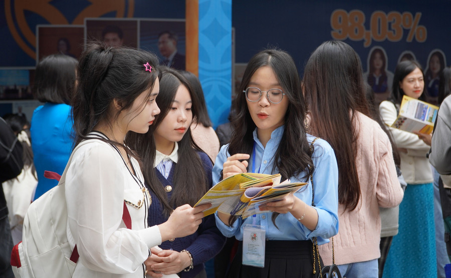 Thí sinh tham dự Ngày hội tư vấn tuyển sinh, hướng nghiệp năm 2025. Ảnh: TG chieu-sinh-bang-chinh-sach-hoc-bong-2.jpg