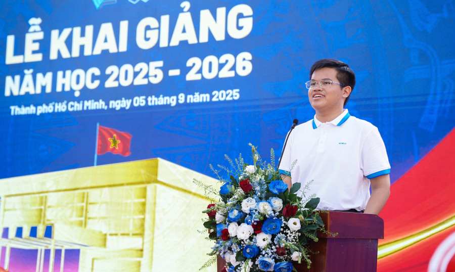 Tân thủ khoa Mai Quang Minh Trí phát biểu tại lễ khai giảng năm học 2025 - 2026. Ảnh: HCMUT