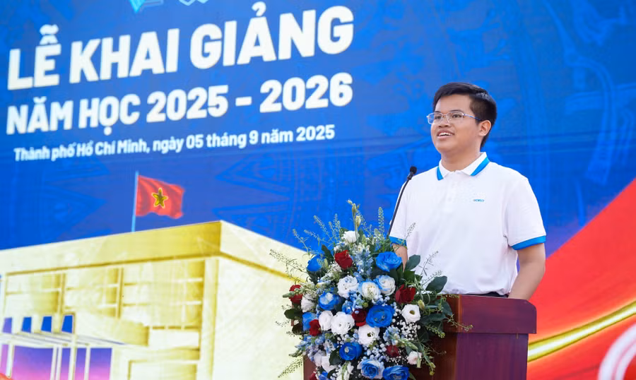 Tân thủ khoa Mai Quang Minh Trí phát biểu tại lễ khai giảng năm học 2025 - 2026. Ảnh: HCMUT