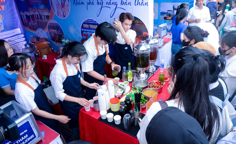 Sinh viên Trường Cao đẳng Thương mại trình diễn kỹ năng pha chế đồ uống tại Ngày hội hướng nghiệp - việc làm năm 2025 do UBND quận Hải Châu (Đà Nẵng) tổ chức. Ảnh: PV