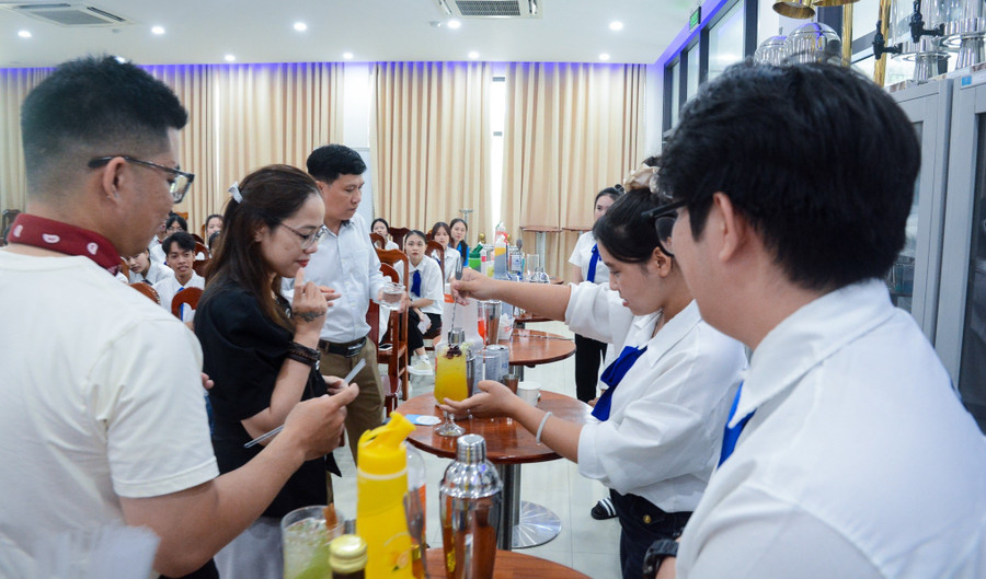 Sinh viên kỹ thuật pha chế đồ uống Trường Cao đẳng Thương mại (Đà Nẵng) tham gia Hội thảo Xu hướng thức uống mang hương vị quốc tế và Việt Nam 2024-2025 do nhà trường và doanh nghiệp phối hợp tổ chức. Ảnh: NTCC hap-dan-nghe-pha-che-2.jpg