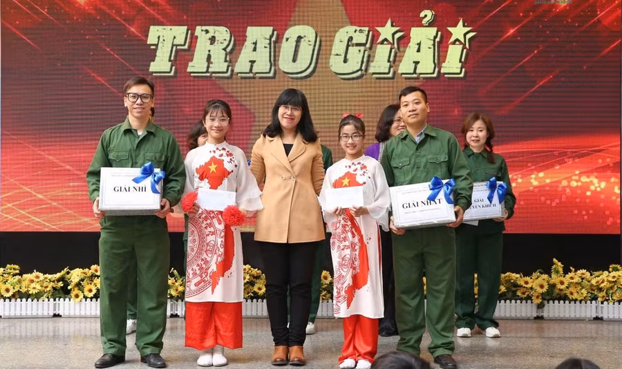 Nhà giáo Nguyễn Thị Vân Hồng - Hiệu trưởng Trường THCS Chương Dương (Hà Nội). Ảnh: Khôi Nguyên